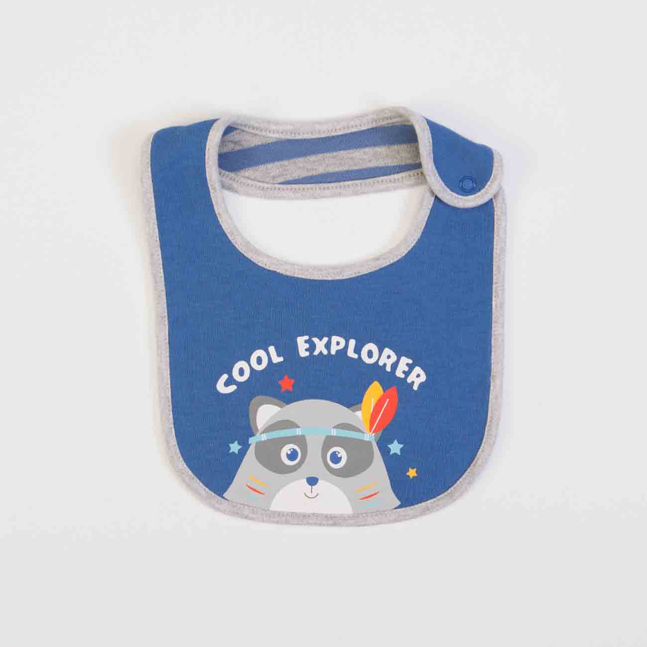 Babete azul infantil com estampa de guaxinim e texto 'COOL EXPLORER'