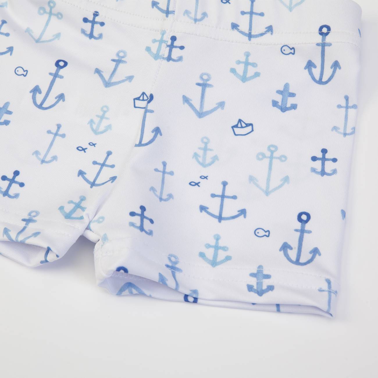Peça de roupa branca com padrão de âncoras azuis