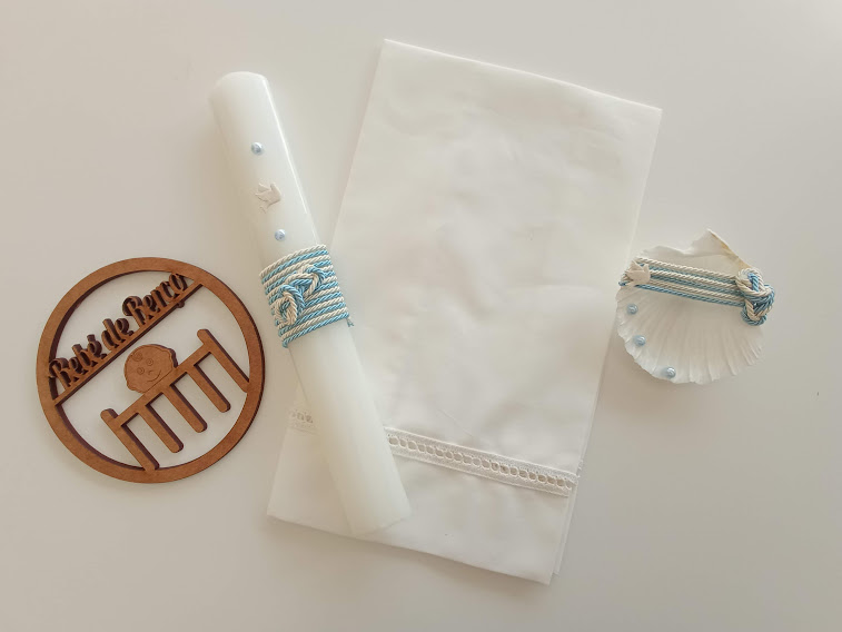 Conjunto de vela, pano, concha decorados em branco e azul e placa de madeira com texto batizado