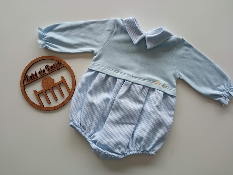 Fato de bebé azul com gola branca e botões pequenos