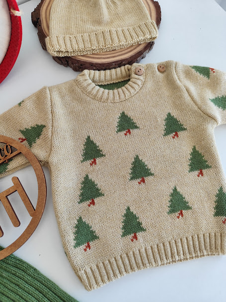 Camisola de malha bege com padrão de árvores de Natal verdes e gorro bege