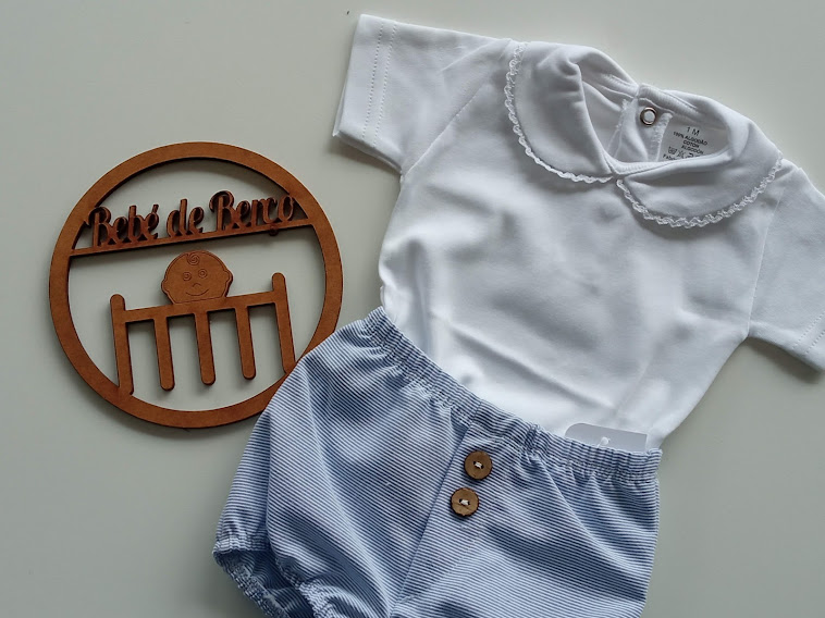 Conjunto de roupa de bebé com camisa branca e calções às riscas azul e branco