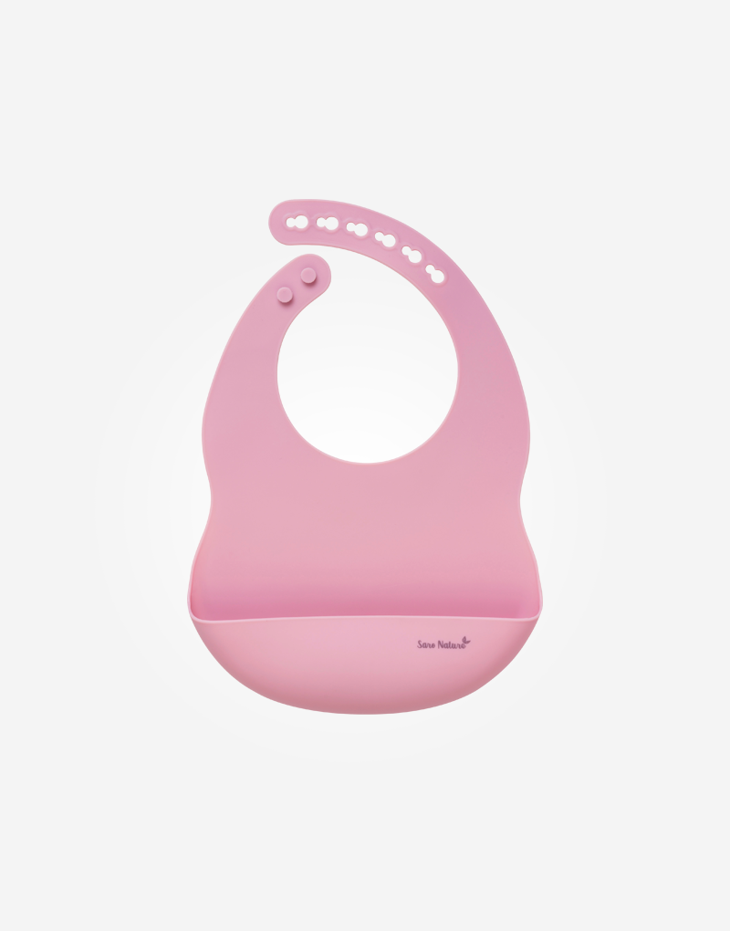 Babete de silicone rosa com fecho ajustável e inscrição Saro Natural