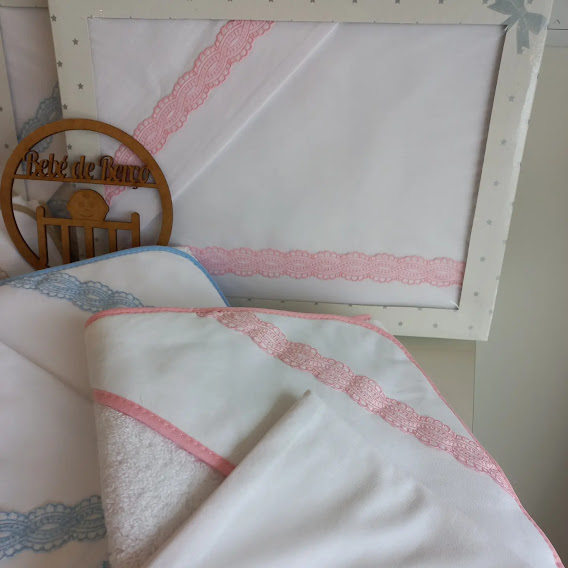 conjunto de toalhas brancas com bordado rosa e azul e caixa branca com estrelas