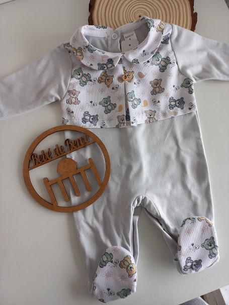 Macacão de bebé cinza com padrão de ursinhos e placa decorativa em madeira