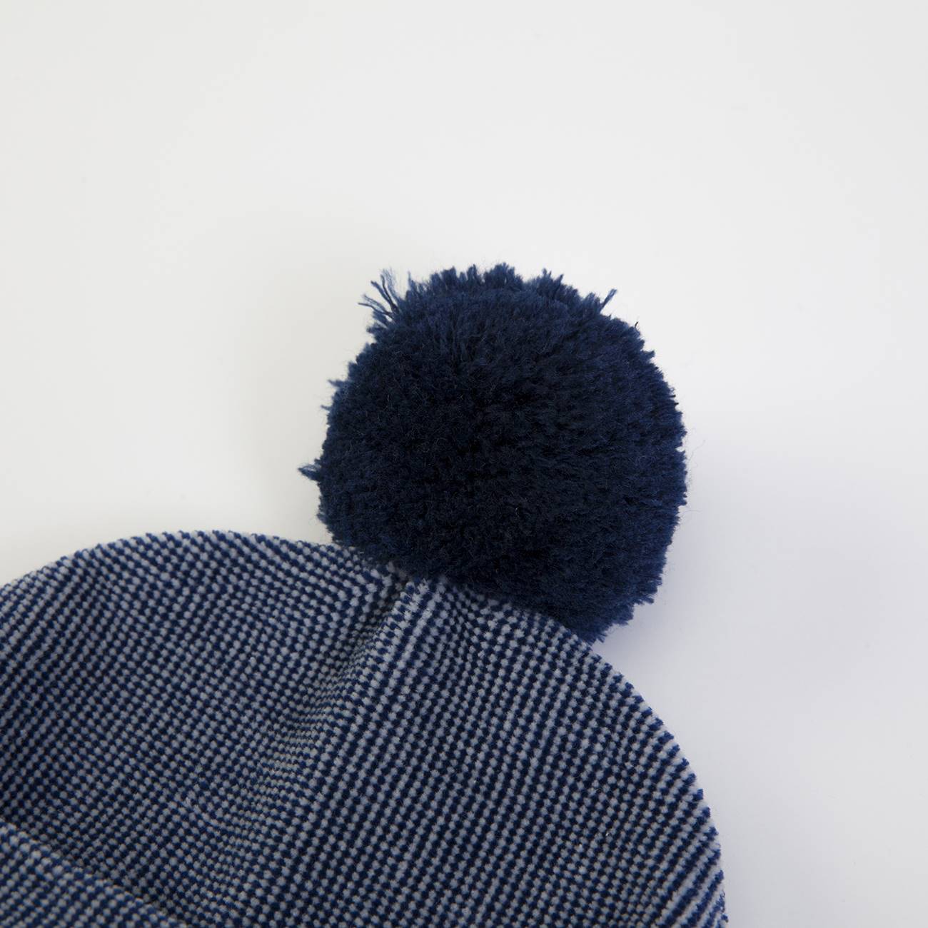 Gorro azul com pompom grande no topo