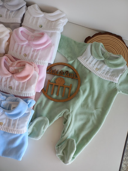 Macacões de bebé em várias cores com gola branca e botões na frente