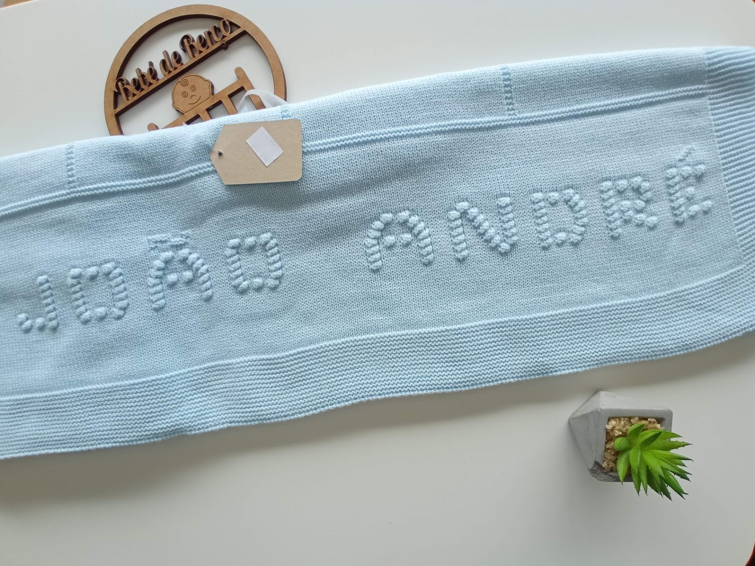 Manta azul claro com nome em relevo JOÃO ANDRÉ