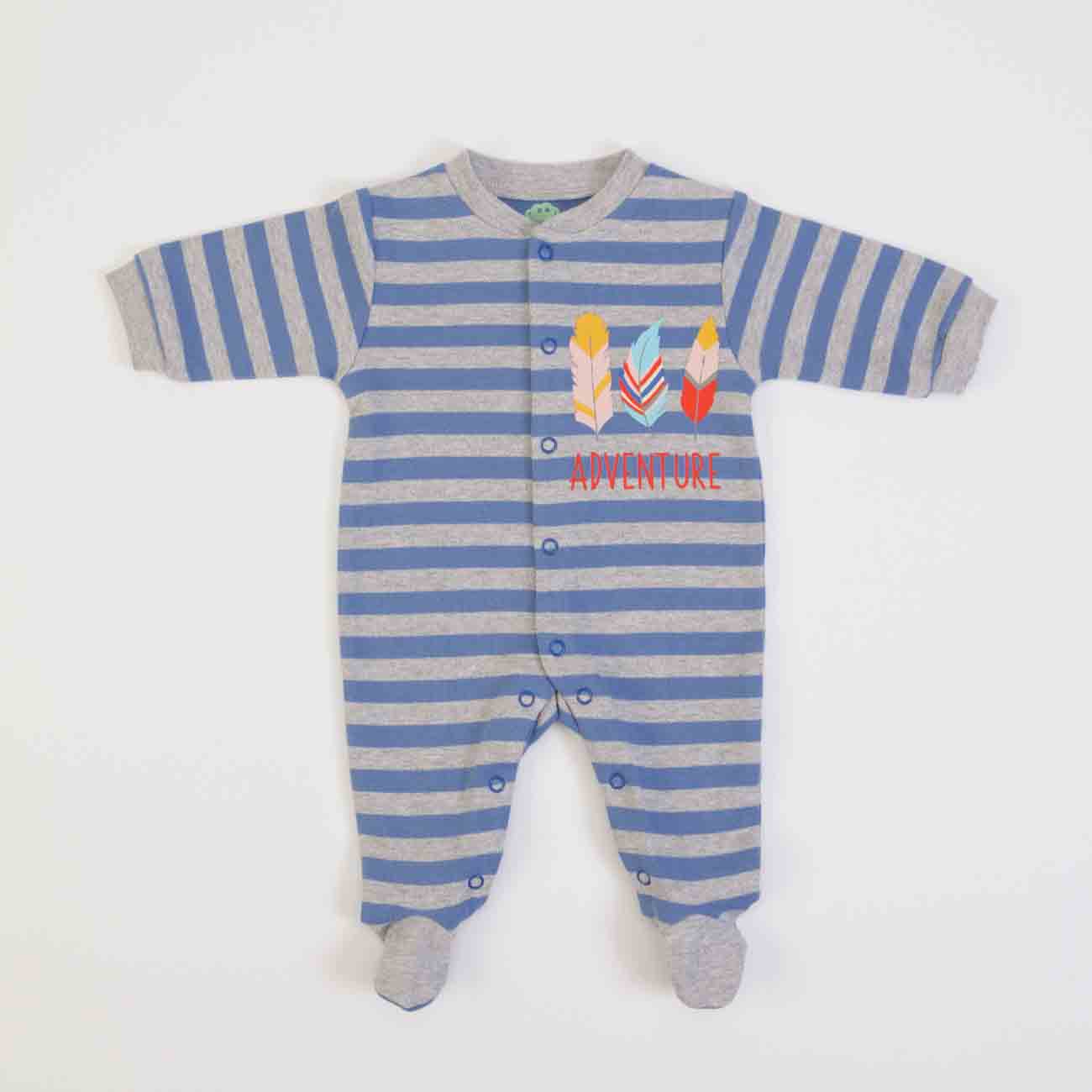 Macacão de bebé azul com riscas cinzentas e estampado colorido, com botões e pés integrados