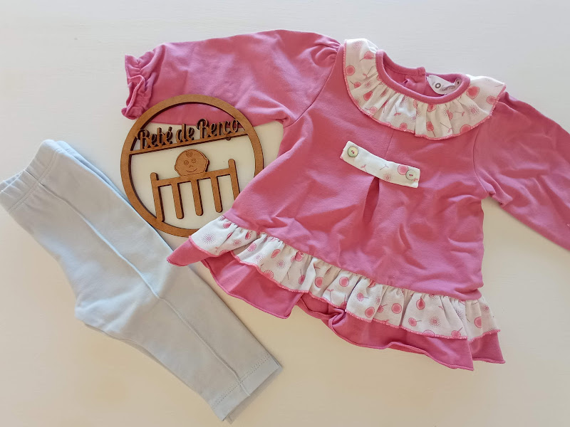 Conjunto de roupa para bebé rosa e branco com placa de madeira Rota de Peixes