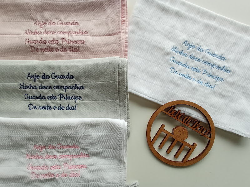 Quatro panos bordados com texto em várias cores e ornamento de madeira redondo ArinkaBrasil