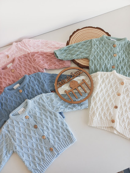 Casacos de malha coloridos para bebé com botões de madeira