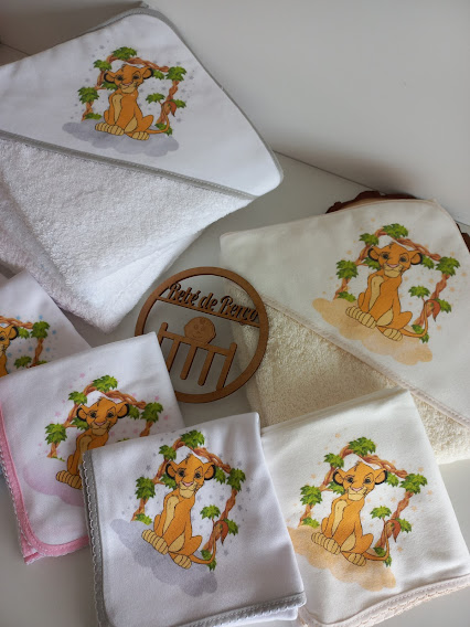 Toalhas e panos de bebé brancos e bege com bordados de leãozinho e vegetação