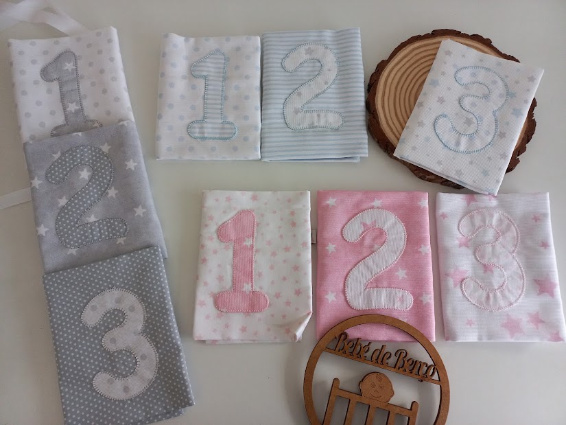 Peças de tecido coloridas com números 1, 2, 3 bordados e placa de madeira Pé de Pano