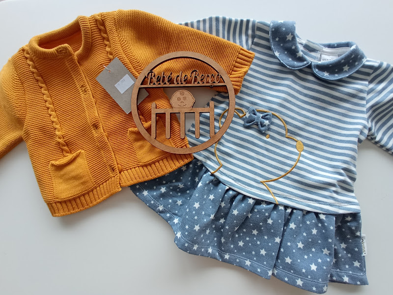 Casaco laranja de malha e vestido cinzento às riscas com padrão de estrelas para bebé