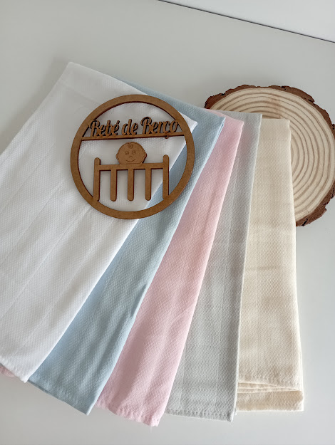 Conjunto de cinco panos de tecido coloridos com adorno de madeira redondo e texto Preté de Bercó