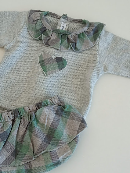 Conjunto infantil de malha cinza com detalhes xadrez verde e cinza, gola franzida e coração aplicado.