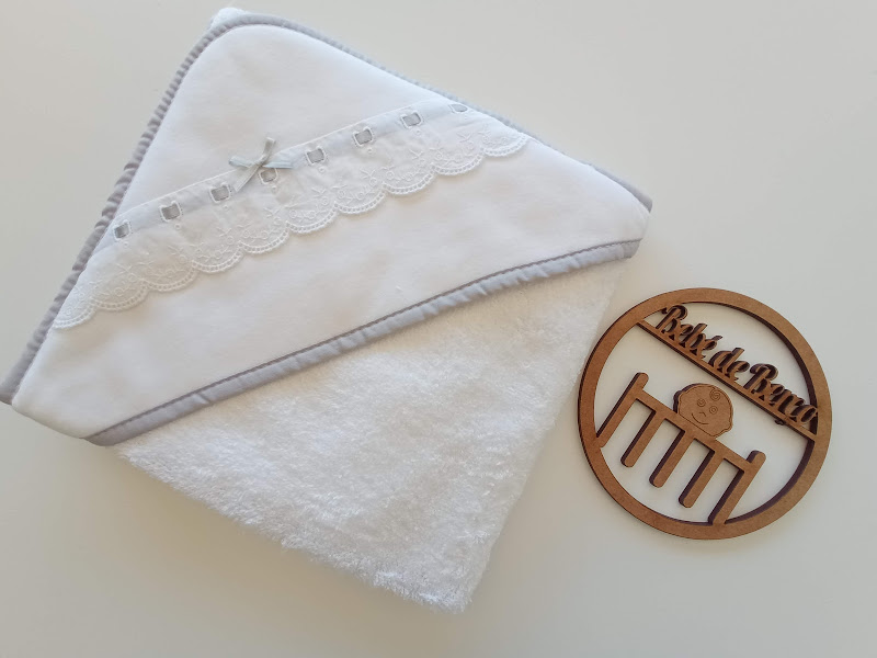 Toalha de bebé branca com capuz bordado e emblema de madeira