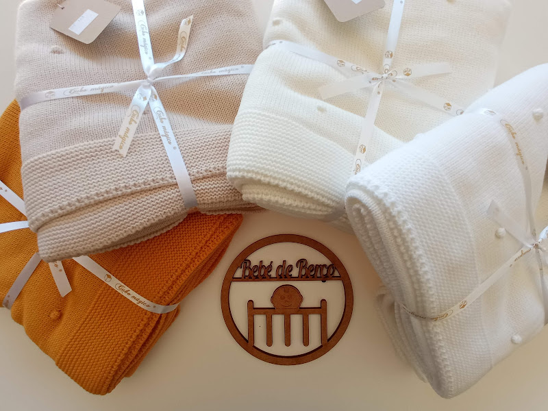 Mantas tricotadas coloridas com fita branca e placa de madeira Petit de Boro