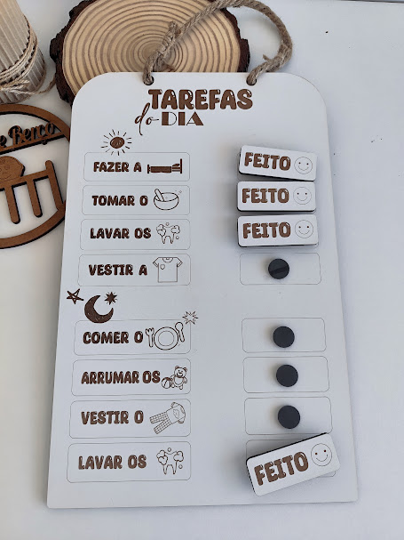 Quadro branco de tarefas diárias com marcadores magnéticos e ícones ilustrativos