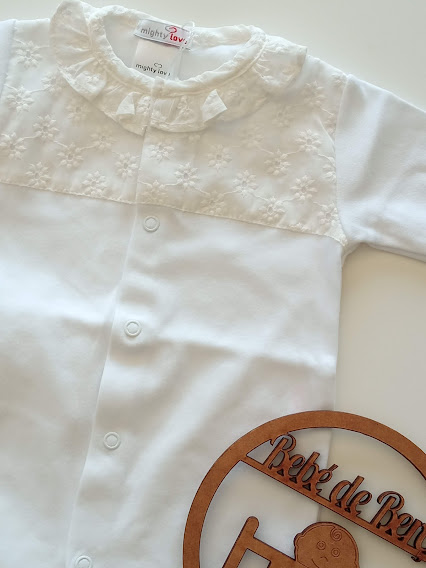 Macacão branco de bebé com bordados florais e gola com folhos
