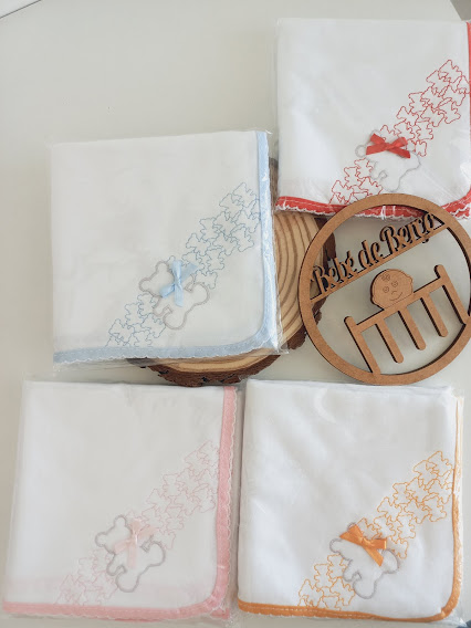 Fraldas bordadas brancas com ursinhos e estrelas em quatro cores diferentes