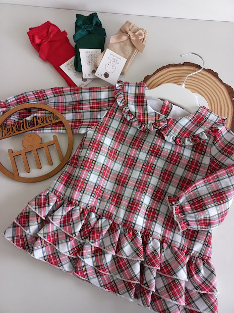 Vestido de menina quadriculado vermelho, branco e verde com folhos e três pares de meias coloridas