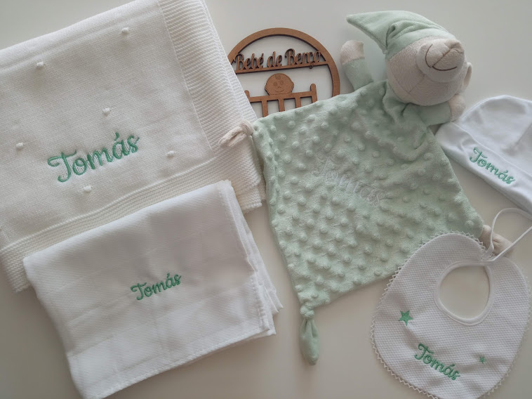 Conjunto de bebé branco e verde com nome Tomás bordado