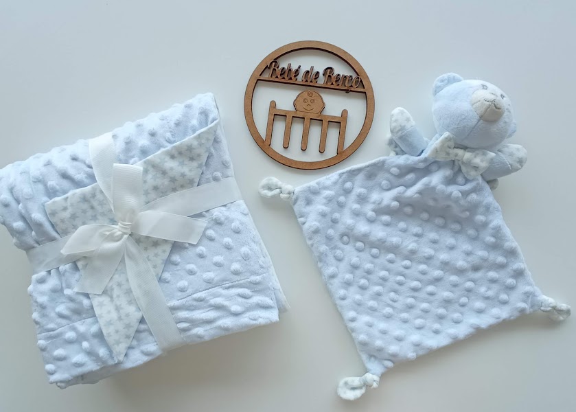 Manta e doudou azul claro para bebé com padrão de bolinhas em relevo e cabeça de urso
