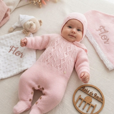 Bebé com roupa rosa e manta com nome Flor bordado
