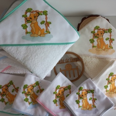Conjunto de toalhas infantis brancas com bordas coloridas e estampa de leãozinho amarelo