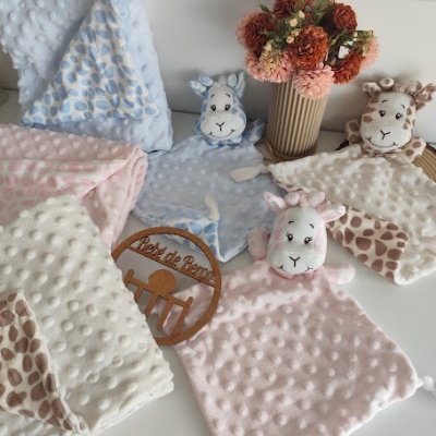 Mantas e panos de bebé coloridos com texturas e peluches
