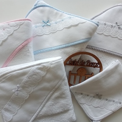 Conjunto de toalhas de bebé brancas com bordados coloridos e renda