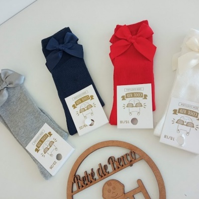 Quatro pares de meias infantis coloridas com laços e etiquetas com números