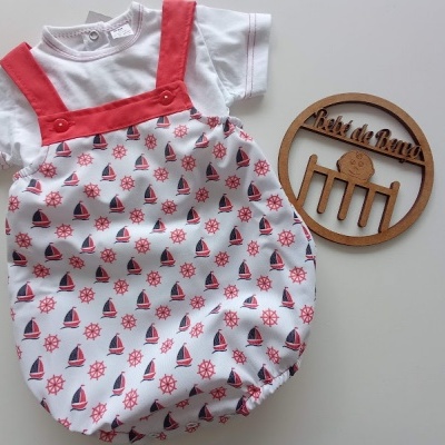 Macacão de bebé branco com alças vermelhas e padrão de veleiros e âncoras