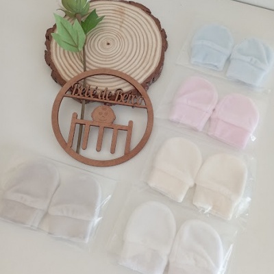 Luvas de bebé em várias cores com tábua e decoração de madeira