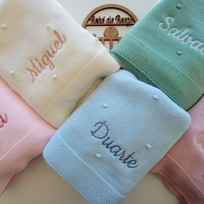 Toalhas de algodão em várias cores com nomes bordados e padrões de corações.