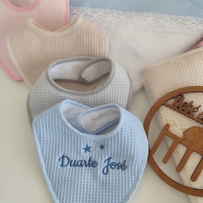 Babetes infantis em tecido waffle azul, cinza, creme e rosa, com bordado e toalha com renda
