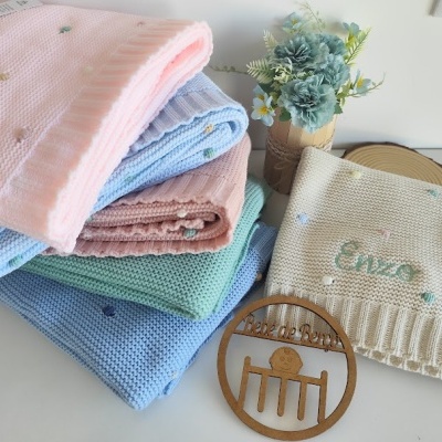 conjunto de mantas de malha para bebés em várias cores, manta personalizada com nome 'Enzo', flores artificiais e ornamento de madeira