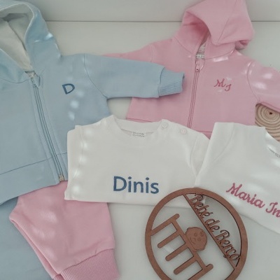 Conjunto de roupa para bebé com casacos azuis e rosa, sweatshirts brancas com nomes bordados e discos de madeira decorativos