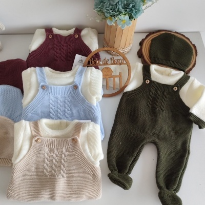Roupas de bebé em malha coloridas com padrão de trança