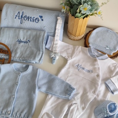 Conjunto de roupa de bebé azul claro e branco com nome Afonso bordado.