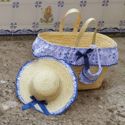 Conjunto de cesto e chapéu de palha com decoração azul e branca