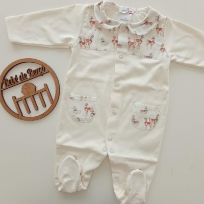 Piano de bebê branco com estampado de veados e texto em círculo de madeira