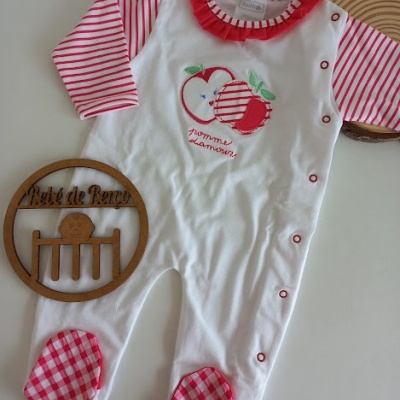 Macacão de bebé branco com mangas às riscas vermelhas e brancas e detalhes de maçãs bordadas.