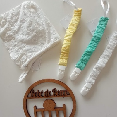 Touca branca floral, pegas chupeta coloridos com clips brancos e ornamento de madeira 'Pé de Perna'