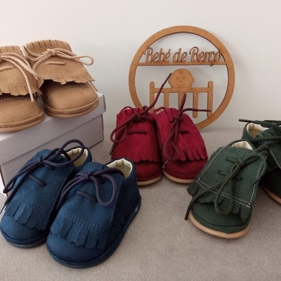 Sapatos de bebé em vários cores com franjas e atacadores