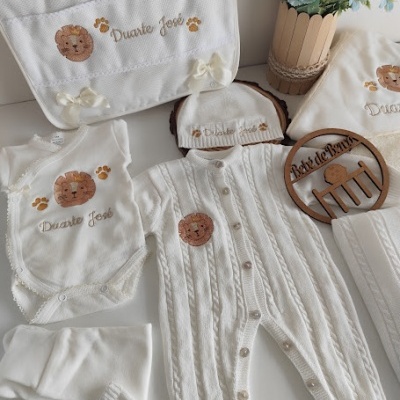 Conjunto de roupa de bebé branca com bordado de leão e nome Duarte José