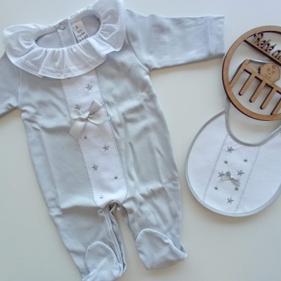 Macacão e babete de bebé branco com estrelas cinzentas e laço