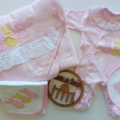 Conjunto rosa para bebé com bordados de coelhinhos e folho branco